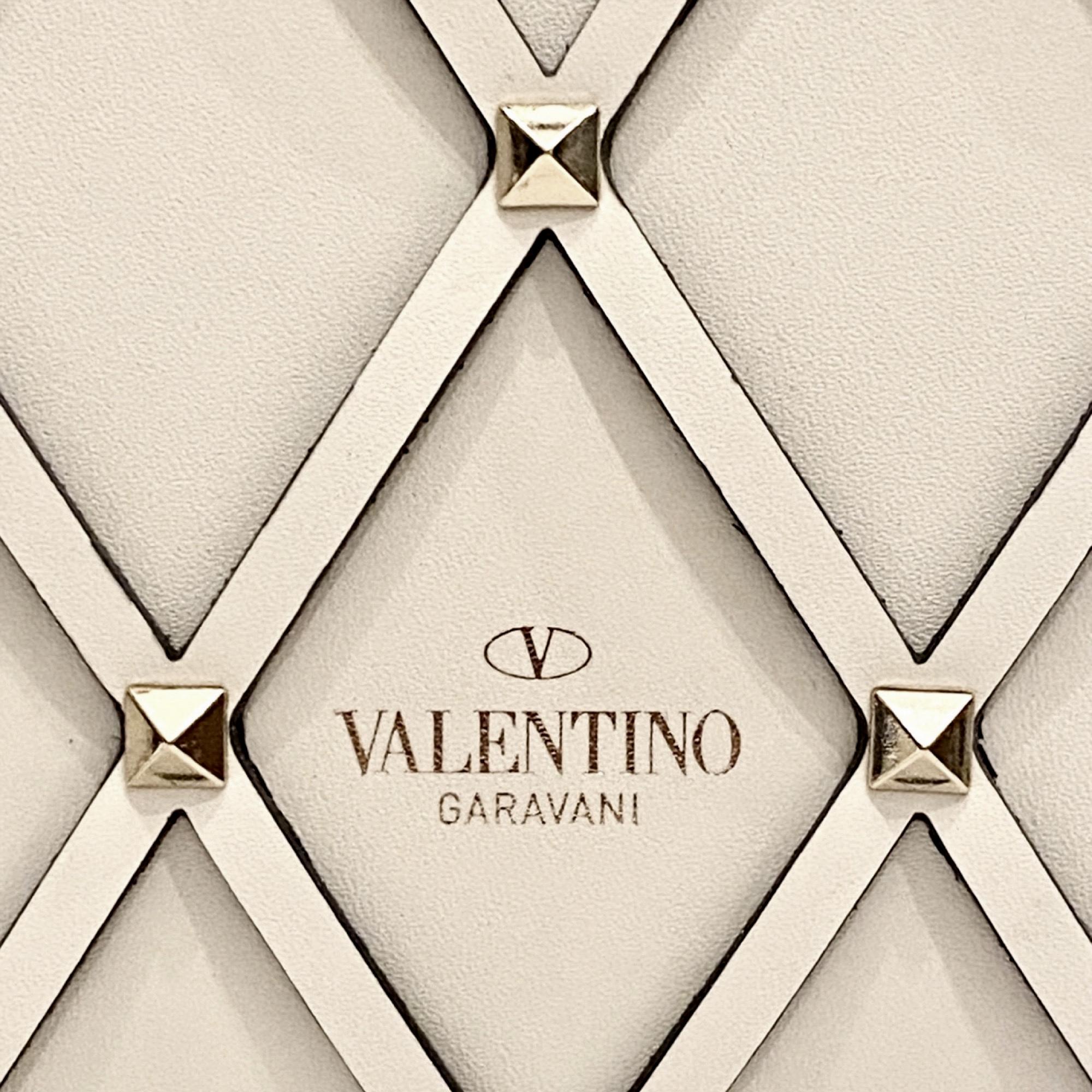 valentino-garavani-beehive-lattice-ivory-studded-leather-tote-bag-39697987174616_2000x2000